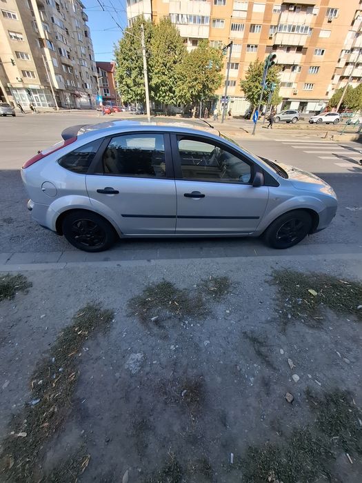 Vând urgent ford focus 1.6 diesel.  Klima geamurile electrice   înmatriculat