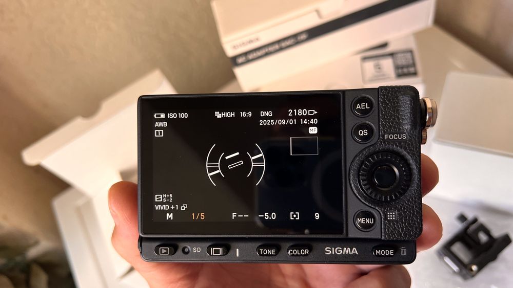 Sigma FP senzor full-frame BSI Bayer CMOS de 24.6MP