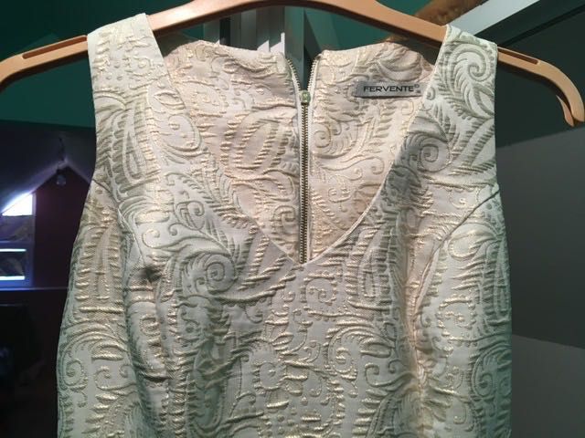 Rochie de ocazie ivoire cu fir auriu, midi, mărimea 36