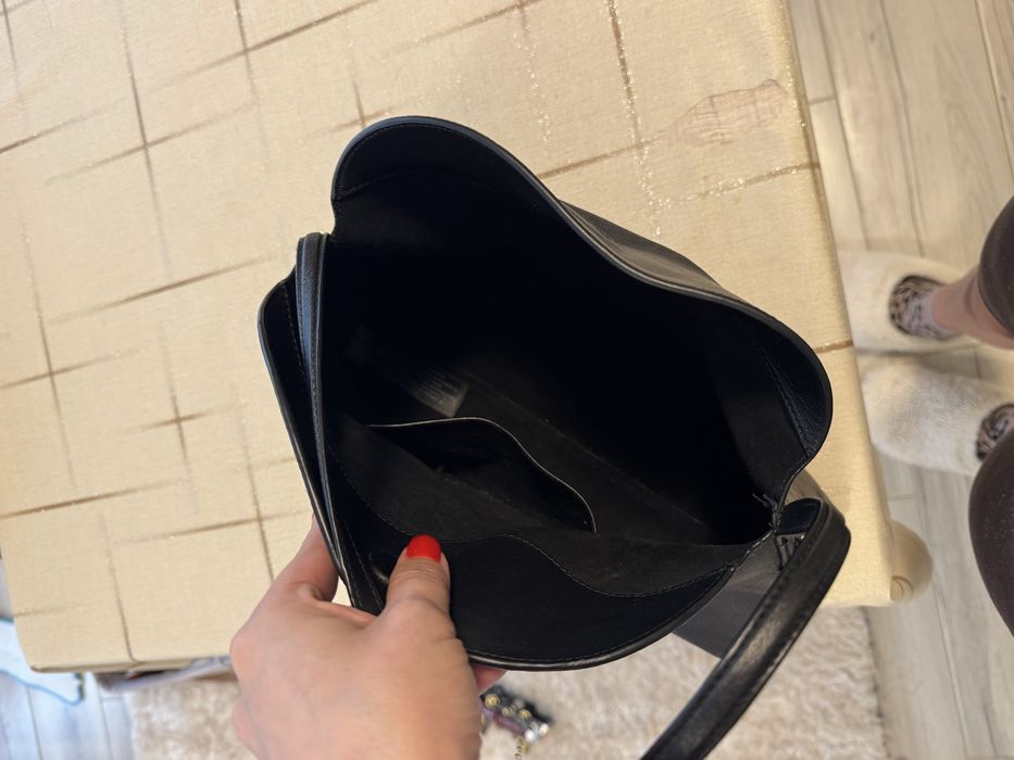 Дамска чанта със среден размер