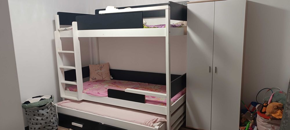 Двуетажно легло с допълнително и трети матрак