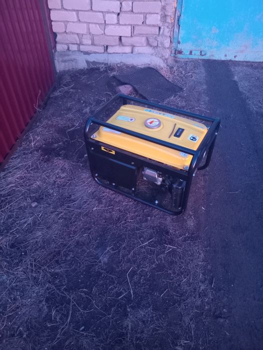 Бензиновый генератор 2500