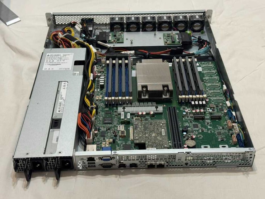 Server HYVE Edge Metal G10 - AMD Epyc 7642 48C/96T - TYAN S8036