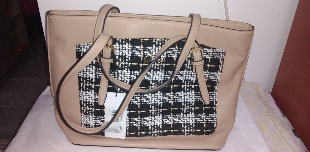 Geanta de dama, marca Guess.