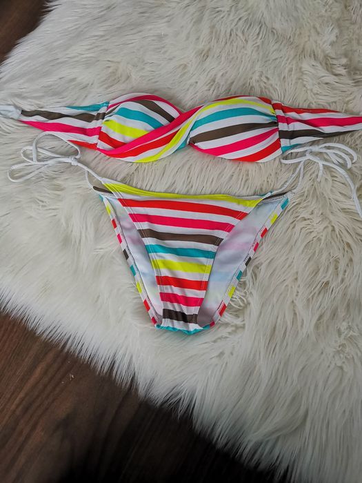 Vând costum de baie