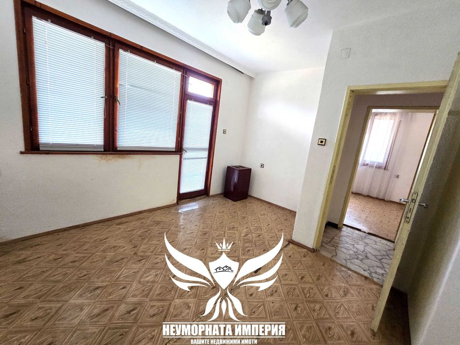 Двуетажна къща с постройки 320РЗП с 1430кв. двор село Конуш