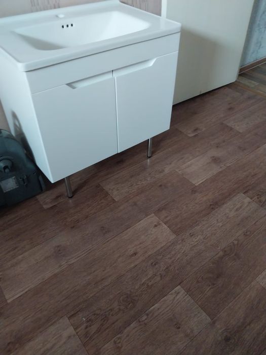 Новая раковина с тумбой