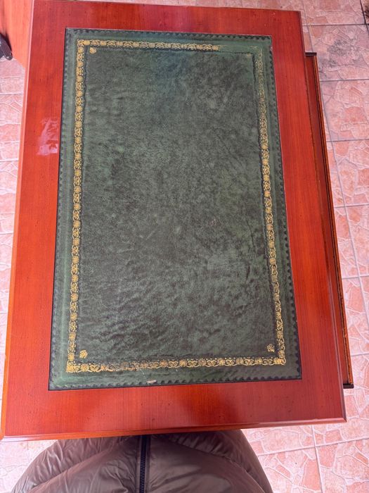 Vand birou din lemn masiv.