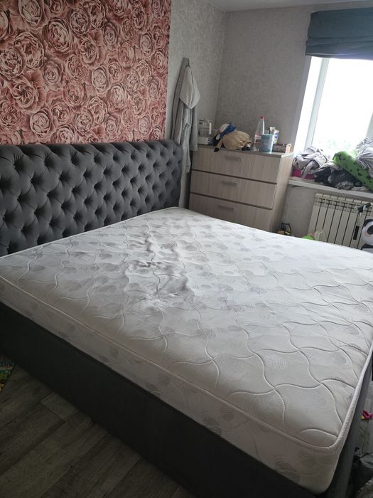 Большая кровать и 2 тумбочки