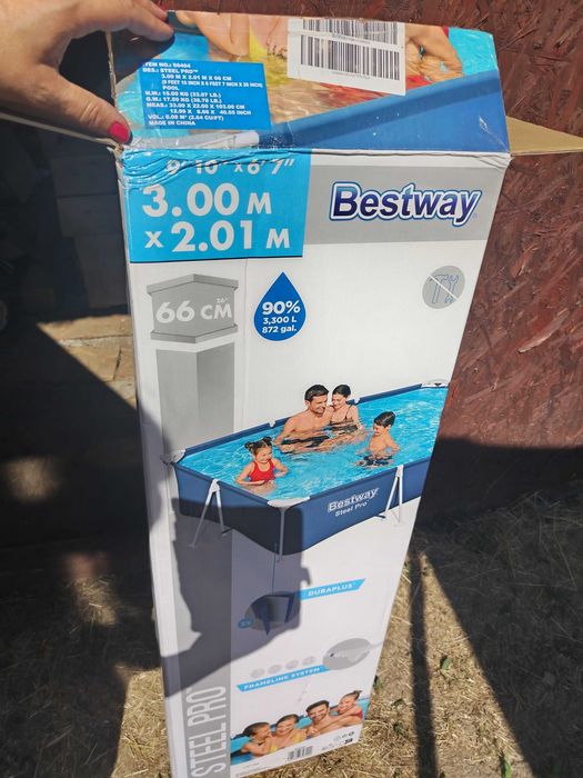 Piscina. Curte cadru metalic