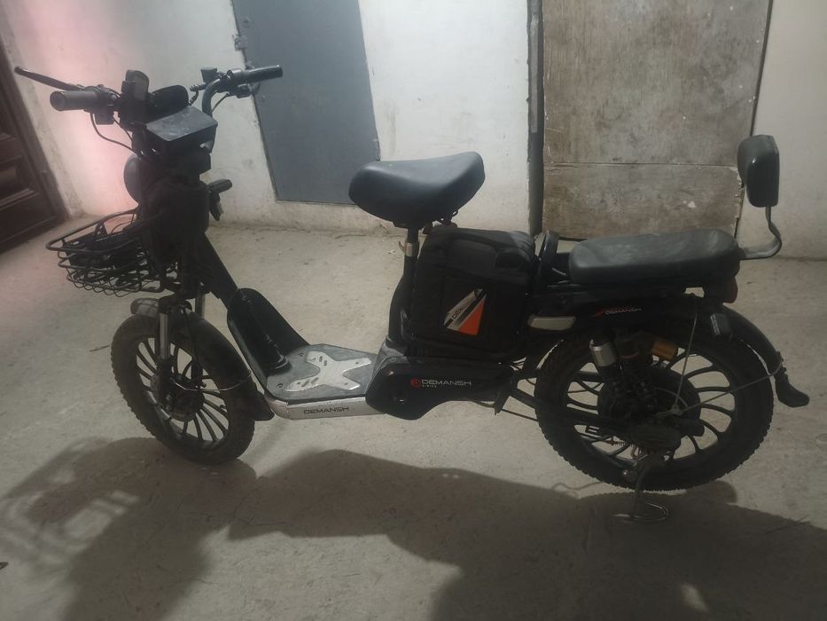 Skuter elektron zor sastayanyada turibdi