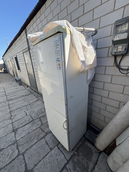 Продам холодильник двухкамерный Snaige