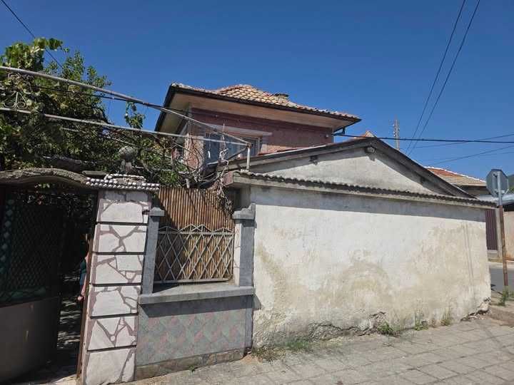 Продава масивна къща в гр.Мъглиж