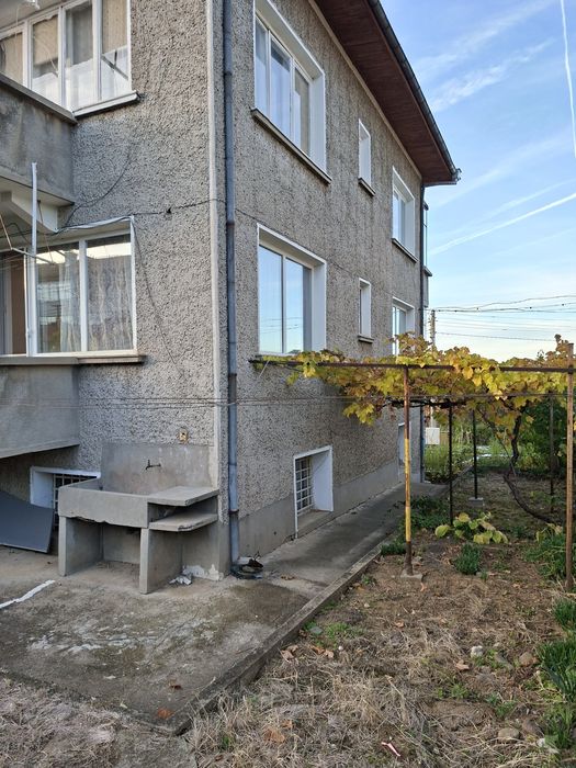 ЕТАЖ от фамилнакъща,  гараж и двор. Целият имот е необитаем.