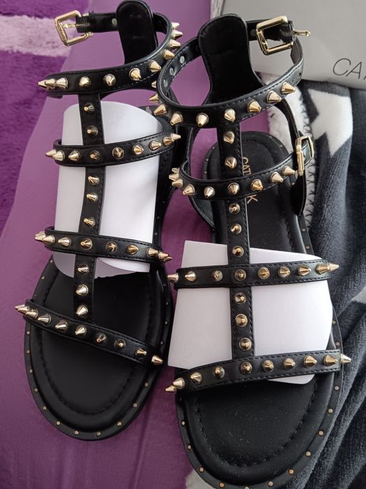 Дамски сандали с капси