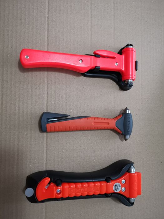 Ciocan pentru spart geamul în caz de urgenta