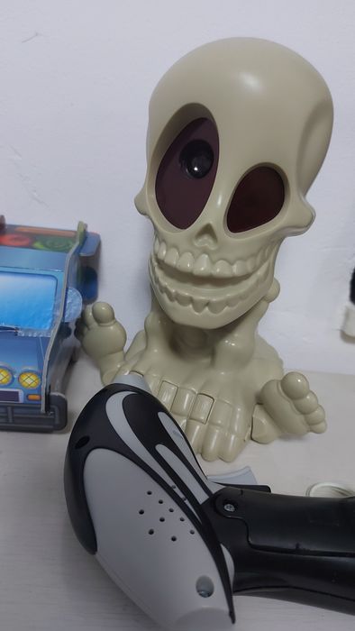 Joc proiector fantoma pe perete