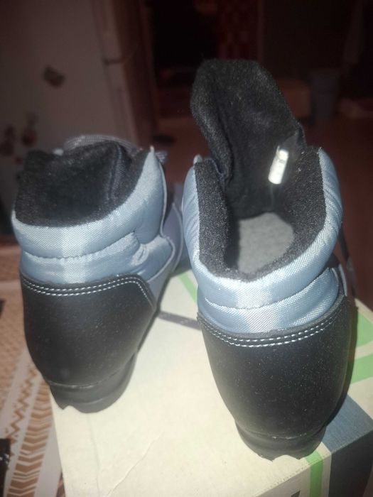 Продам лыжные ботинки