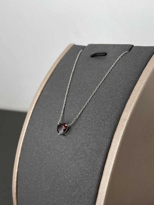 Золотая подвеска с гранатом