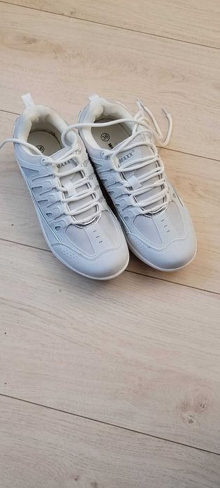 Кроссовки женские