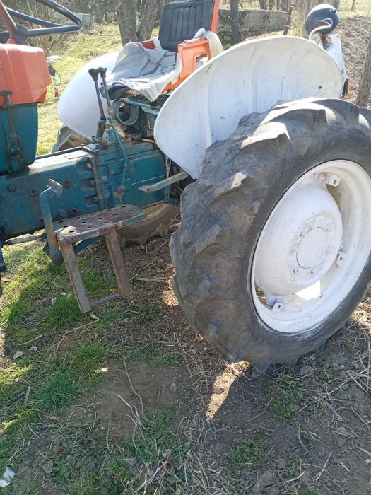 Tractor în două pistoane