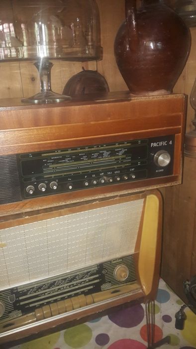 Radio vechi pe lămpi de vinzare