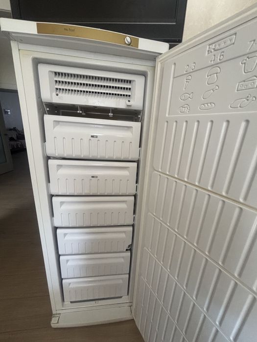 Продам  морозильник Indesit