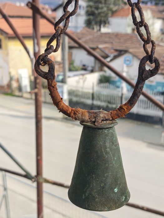 Много стар чан звънец