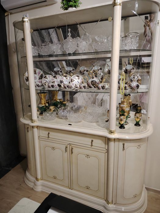 Зал учун жуда чиройли камод ва горка