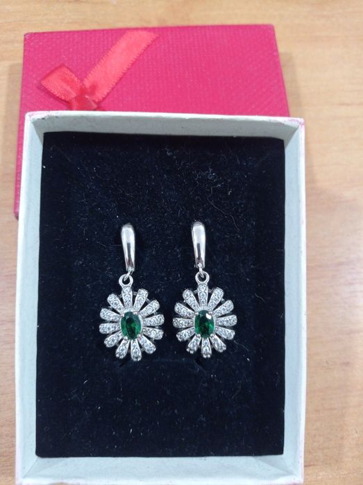 Прекрасные серьги с сияющим цирконием посеребреные красота и качество