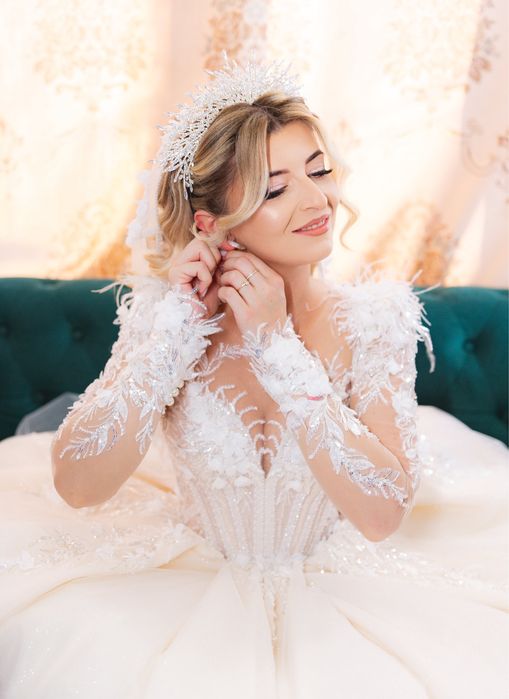 coroniță deosebită de prințesă cu pietre prețioase.