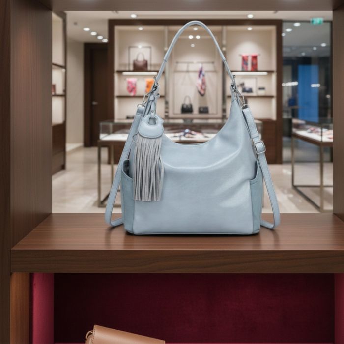 Дамска чанта с висулка и странични джобове в 7 цвята — стилна, вместит