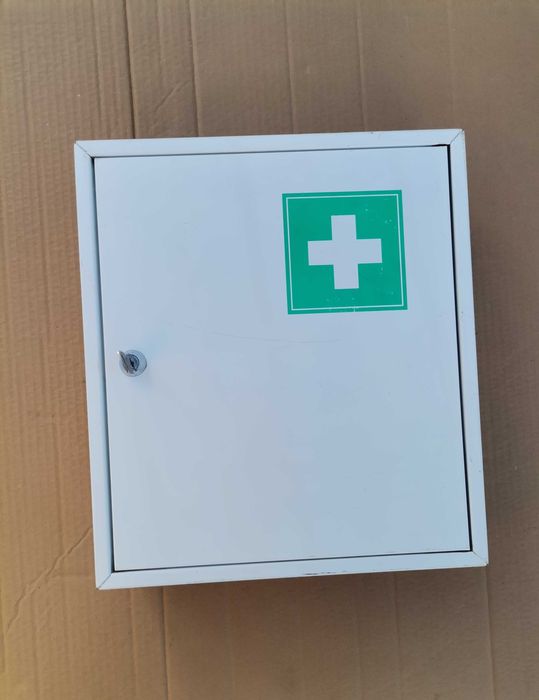 Метална аптечка за стена с ключалка