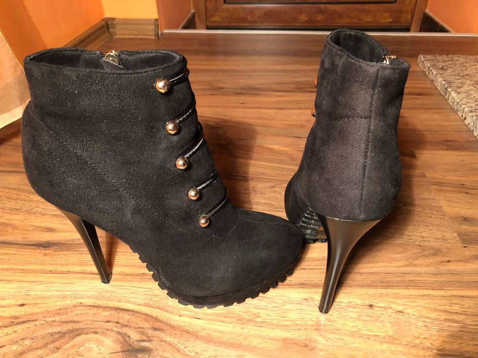 Елегантни велурени боти с висок ток