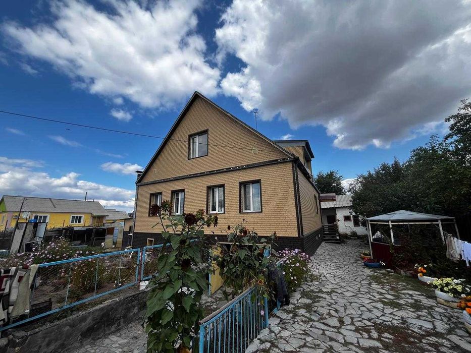 Продам двух этажный дом