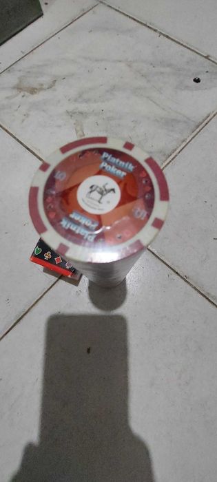 покер чипове комплекти