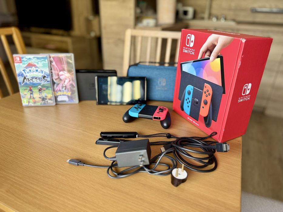 Nintendo Switch Oled Model + Pokemon Arceus / Shining Pearl