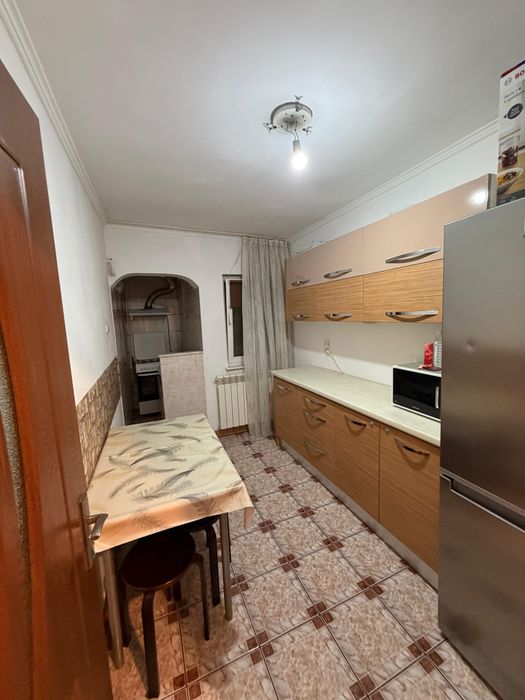 Inchiriez apartament cu 2 canere Lenin Sud