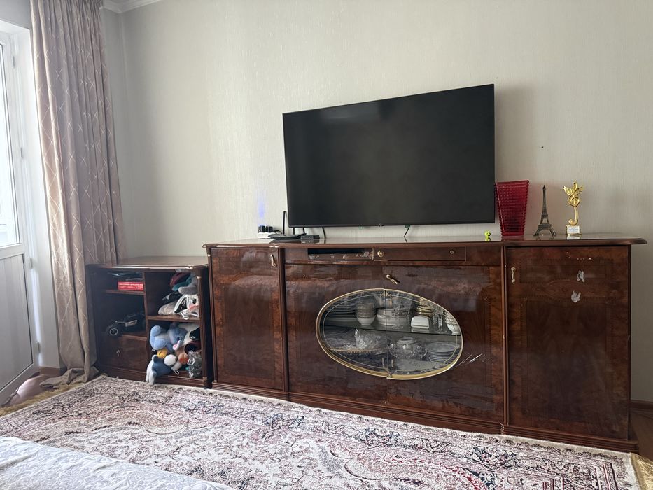 Продам стол и сервант