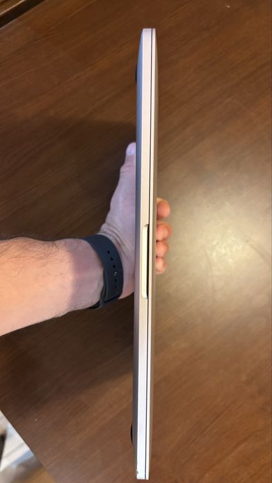 Vând MacBook Pro 13 2020 32GB 1TB