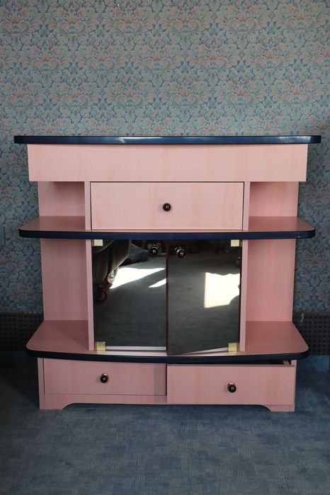 дизайнерски РОЗОВ шкаф. Здрав и масивен. Много запазен.
