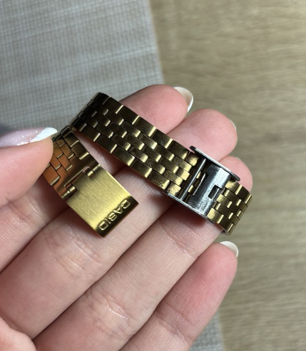 Златист часовник Casio