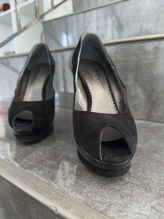 Vand pantofi negri Vicina marimea 38 piele intoarsa