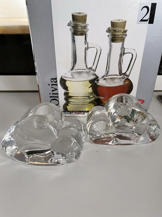 Olivieră cu vase din sticlǎ