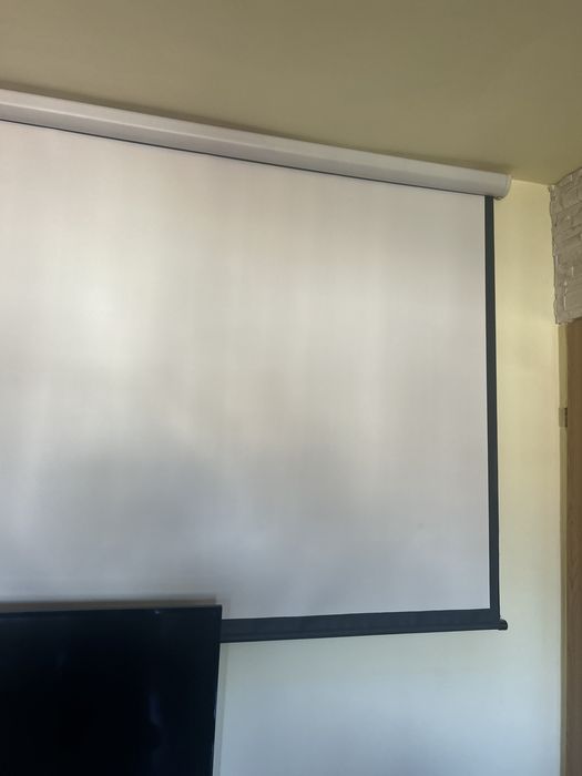 Vand video proiector Benq full hd DLP , 107 ore functionare TH 530, cu suport tavan si ecran inclus!