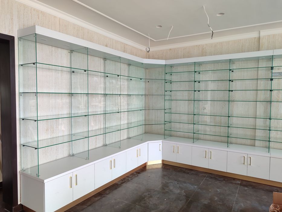 Vitrine expoziționale pentru magazine muzee, bijuterii, parfumerii,GSM – producator
