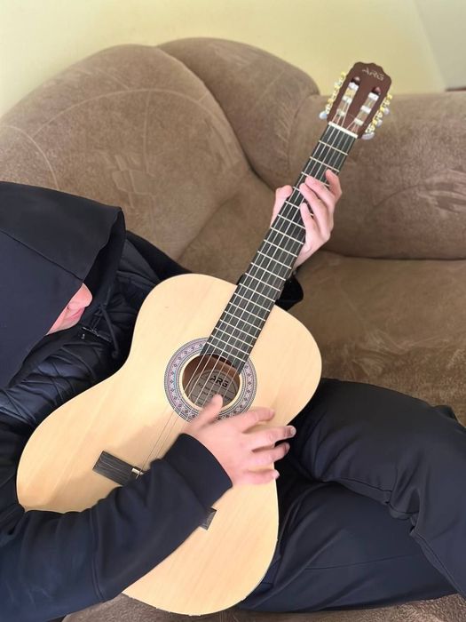 Сатылымда жаксы гитара