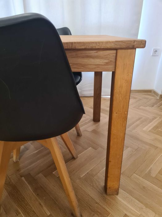 Масивна маса с 4 стола