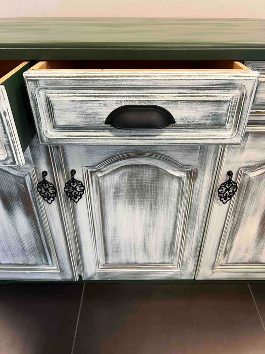 Уникален дървен кухненски шкаф, рамка и стилаж в тъмно зелено