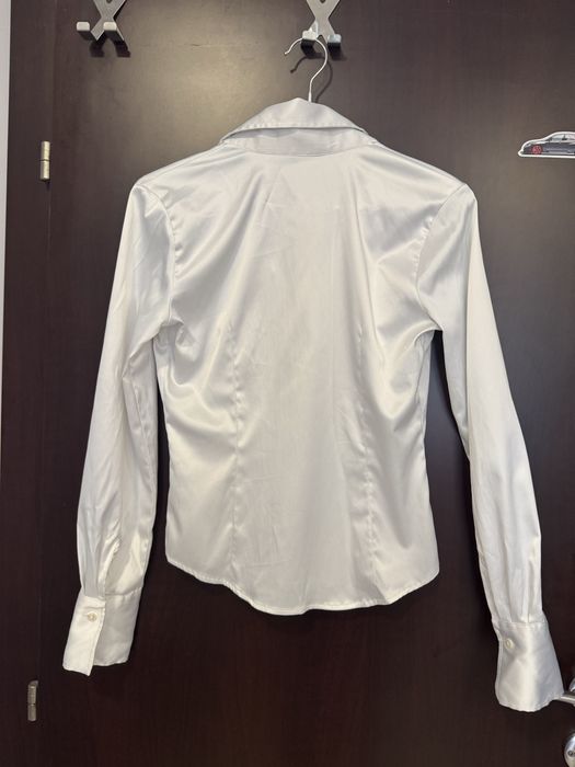 Сатенена бяла риза.